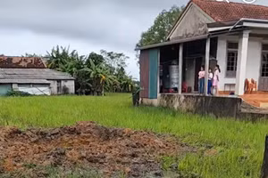 Hố sâu giữa ruộng sau vụ nổ lớn, nghi do bom sót lại.