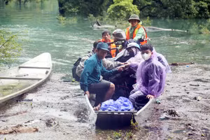 Để vào trường, thầy cô phải di chuyển bằng thuyền. (Ảnh: CTV)