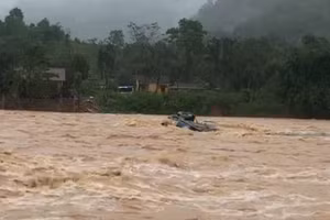 Chiếc xe tải bị cuốn trôi khi vượt qua ngầm tràn chảy xiết ở xã La Lay.