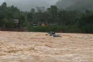 Chiếc xe tải bị cuốn trôi khi vượt qua ngầm tràn chảy xiết ở xã La Lay.