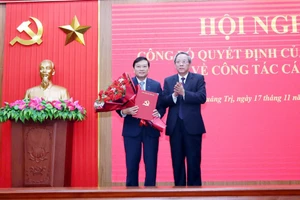 Ông Hoàng Đăng Quang, Phó Trưởng Ban Thường trực Ban Tổ chức Trung ương trao quyết định và tặng hoa chúc mừng ông Lê Hồng Vinh.