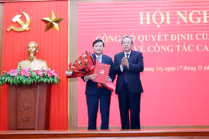 Ông Hoàng Đăng Quang, Phó Trưởng Ban Thường trực Ban Tổ chức Trung ương trao quyết định và tặng hoa chúc mừng ông Lê Hồng Vinh.