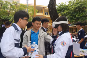 Học sinh trải nghiệm các sản phẩm sáng tạo tại Ngày hội STEAM.