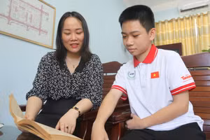 Em Dương Minh Tâm và cô giáo bộ môn Toán trao đổi thông tin về cuộc thi.