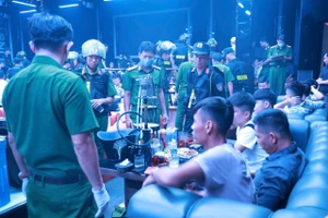 Công an phát hiện hàng trăm người dương tính với ma túy khi "đột nhập" vào vũ trường. Ảnh: Trần Khôi