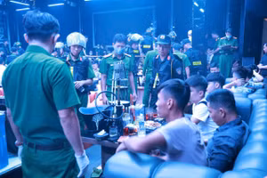 Công an phát hiện hàng trăm người dương tính với ma túy khi "đột nhập" vào vũ trường. Ảnh: Trần Khôi