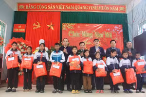 Lãnh đạo các cơ quan, đơn vị tặng quà cho học sinh.