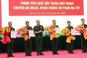 Trung tướng Nguyễn Anh Tuấn, Bí thư Đảng ủy, Chính ủy Bộ đội Biên phòng trao thưởng cho các lực lượng tham gia đấu tranh thành công 2 Chuyên án QB525 và HT825. 