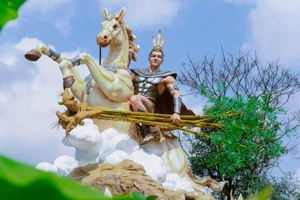 Để tạo điểm nhấn vào dịp Tết Nguyên đán, nhiều địa phương xây dựng các biểu tượng linh vật ngựa để người dân tham quan, chiêm ngưỡng.