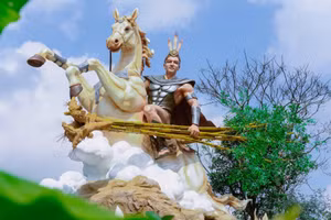 Để tạo điểm nhấn vào dịp Tết Nguyên đán, nhiều địa phương xây dựng các biểu tượng linh vật ngựa để người dân tham quan, chiêm ngưỡng.