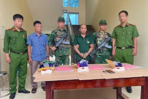Nghi phạm vận chuyển ma túy bị bắt giữ. (Ảnh: Hoài Nam)