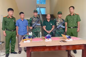 Nghi phạm vận chuyển ma túy bị bắt giữ. (Ảnh: Hoài Nam)