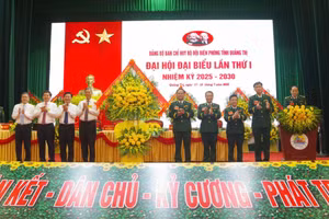 Lãnh đạo tỉnh Quảng Trị chúc mừng đại hội. 
