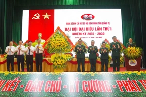 Lãnh đạo tỉnh Quảng Trị chúc mừng đại hội.