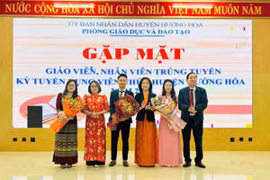 Lãnh đạo Phòng GD&ĐT huyện Hướng Hóa tặng hoa chúc mừng các giáo viên trúng tuyển.