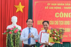 Ông Lê Nguyên Hồng (bên phải) xin nghỉ hưu dù còn 4 năm công tác.