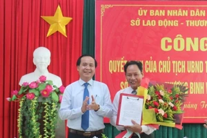 Ông Lê Nguyên Hồng (bên phải) xin nghỉ hưu dù còn 4 năm công tác.