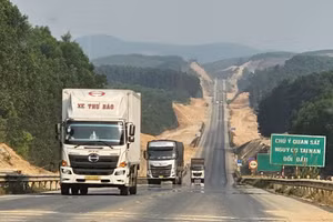 Dự án thi công mở rộng cao tốc Cam Lộ - La Sơn đang được triển khai đồng loạt trên toàn tuyến.