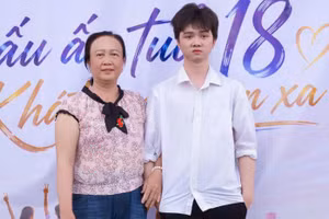 Em Tưởng Quang Minh là học sinh giỏi, vừa đạt điểm 10 môn Lịch sử.