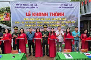 Ban Chỉ huy BĐBP tỉnh Quảng Trị phối hợp nhà tài trợ khánh thành, bàn giao 100 căn nhà cho người dân.