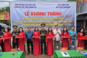 Ban Chỉ huy BĐBP tỉnh Quảng Trị phối hợp nhà tài trợ khánh thành, bàn giao 100 căn nhà cho người dân.