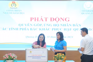 Lãnh đạo Sở GD&ĐT và Công đoàn ngành quyên góp ủng hộ nhân dân vùng chịu ảnh hưởng của mưa lũ.