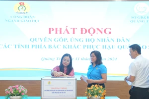 Lãnh đạo Sở GD&ĐT và Công đoàn ngành quyên góp ủng hộ nhân dân vùng chịu ảnh hưởng của mưa lũ.