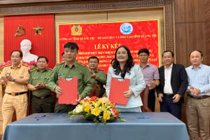 Đại diện lãnh đạo Công an tỉnh và Sở GD&ĐT tỉnh Quảng Trị ký kết kế hoạch phối hợp đảm bảo an ninh trong các hoạt động giáo dục.