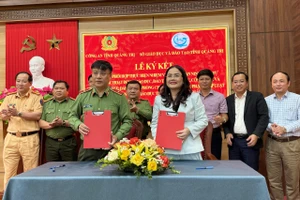 Đại diện lãnh đạo Công an tỉnh và Sở GD&ĐT tỉnh Quảng Trị ký kết kế hoạch phối hợp đảm bảo an ninh trong các hoạt động giáo dục.