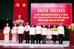 Ông Nguyễn Đăng Quang, Phó Bí thư Thường trực Tỉnh ủy Quảng Trị tặng Bằng khen cho các tập thể.