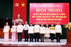 Ông Nguyễn Đăng Quang, Phó Bí thư Thường trực Tỉnh ủy Quảng Trị tặng Bằng khen cho các tập thể có thành tích trong phát triển đảng viên.
