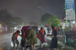 Sơ tán dân trong đêm ở thị trấn Lao Bảo.