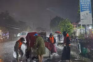 Sơ tán dân trong đêm ở thị trấn Lao Bảo.