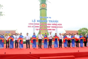 Lãnh đạo tỉnh cắt băng khánh thành Khu tưởng niệm thanh niên xung phong hy sinh tại Bến phà Long Đại.