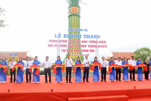 Lãnh đạo tỉnh cắt băng khánh thành Khu tưởng niệm thanh niên xung phong hy sinh tại Bến phà Long Đại.