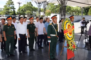 Phó Thủ tướng Lê Thành Long dâng hương tri ân liệt sĩ tại Nghĩa trang Liệt sĩ quốc gia Đường 9.
