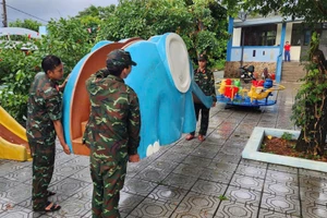 Bộ đội di chuyển các thiết bị dạy học, đồ chơi của trẻ trên đảo Cồn Cỏ.