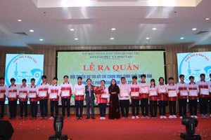 Ông Hoàng Xuân Tân, Phó Chủ tịch UBND tỉnh Quảng Trị và bà Lê Thị Hương - Giám đốc Sở GD&ĐT tặng quà động viên các học sinh trong đội tuyển.