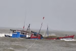 Tàu cá của ngư dân gặp sự cố bị chìm. Ảnh minh họa.