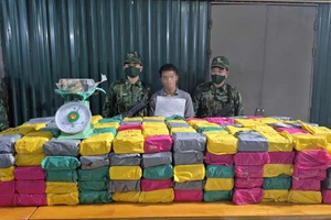 Lực lượng chức năng đấu tranh, thu giữ lượng lớn ma túy. (Ảnh: Hoài Nam)