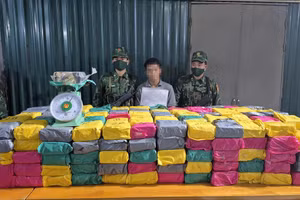 Lực lượng chức năng đấu tranh, thu giữ lượng lớn ma túy. (Ảnh: Hoài Nam)