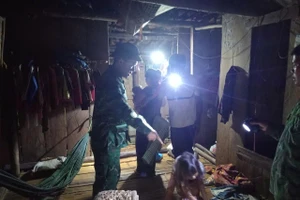 Lực lượng Biên phòng di dời người dân miền núi đến nơi an toàn. (Ảnh: Biên phòng Quảng Trị)
