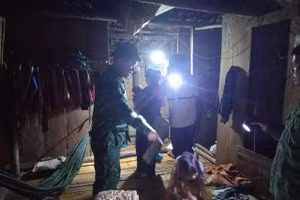 Lực lượng Biên phòng di dời người dân miền núi đến nơi an toàn. (Ảnh: Biên phòng Quảng Trị)