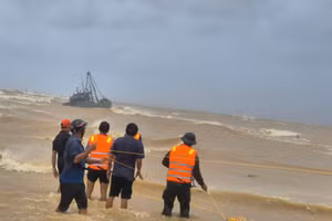 Lực lượng chức năng triển khai cứu hộ các thuyền viên bị nạn tại Cửa Việt.