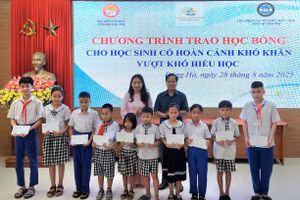 Bà Dương Thị Hải Yến, Uỷ viên Ban chấp hành Hội Khuyến học Việt Nam, Phó Chủ tịch Hội Khuyến học tỉnh và ông Trần Khánh Phôi, Phó Chủ tịch Liên hiệp các tổ chức hữu nghị tỉnh Quảng Trị trao học bổng đến học sinh.