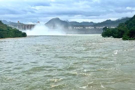 Hồ Thủy điện Tuyên Quang mở cửa xả đáy.