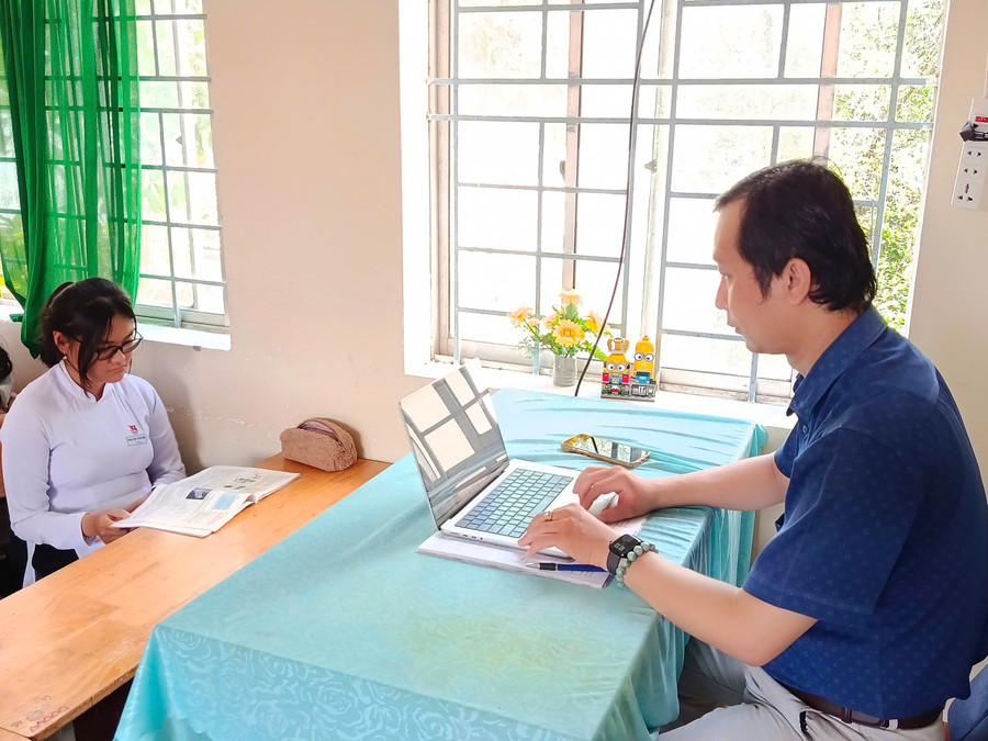 Thầy Trang Minh Thiên trong giờ Công nghệ có ứng dụng AI tạo đề cho học sinh ôn tập.