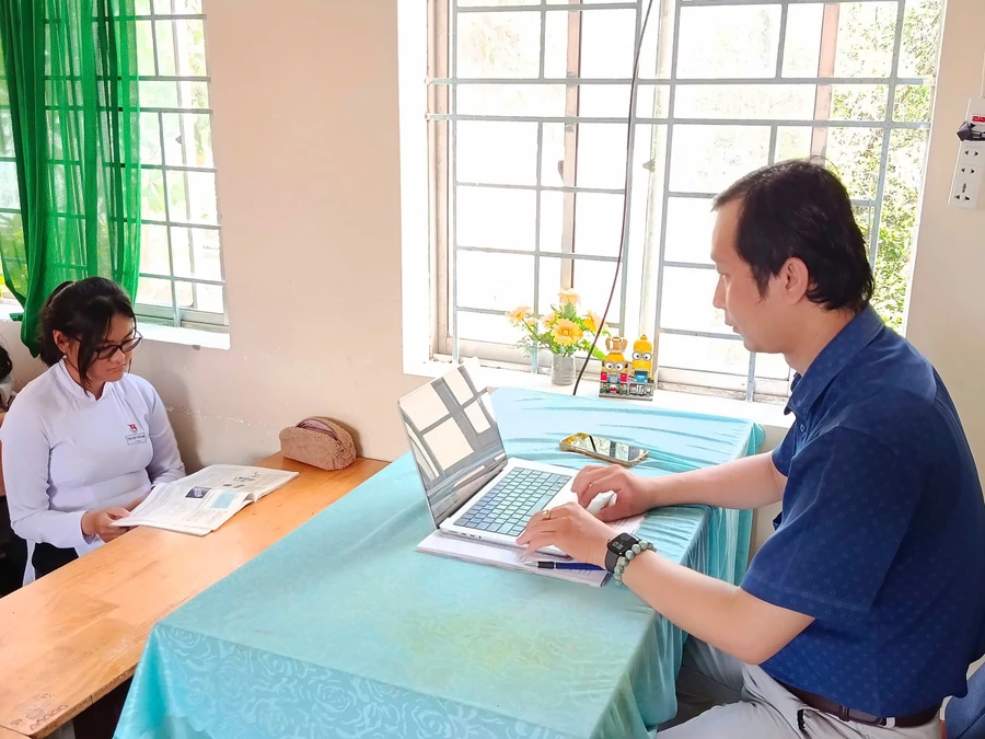 Thầy Trang Minh Thiên trong giờ Công nghệ có ứng dụng AI tạo đề cho học sinh ôn tập.