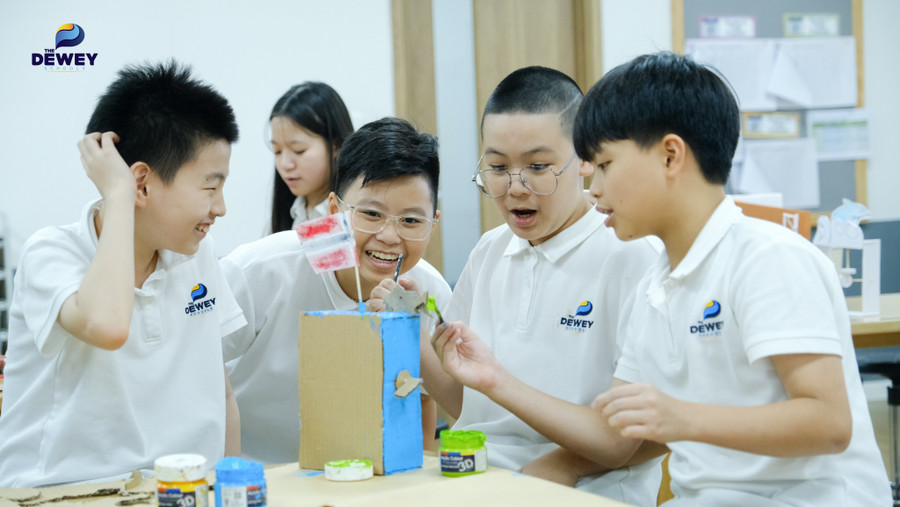 Học sinh The Dewey Schools tham gia hoạt động “Trạm luân chuyển” - một phương thức thiết kế tiết học trong dạy học phân hoá.