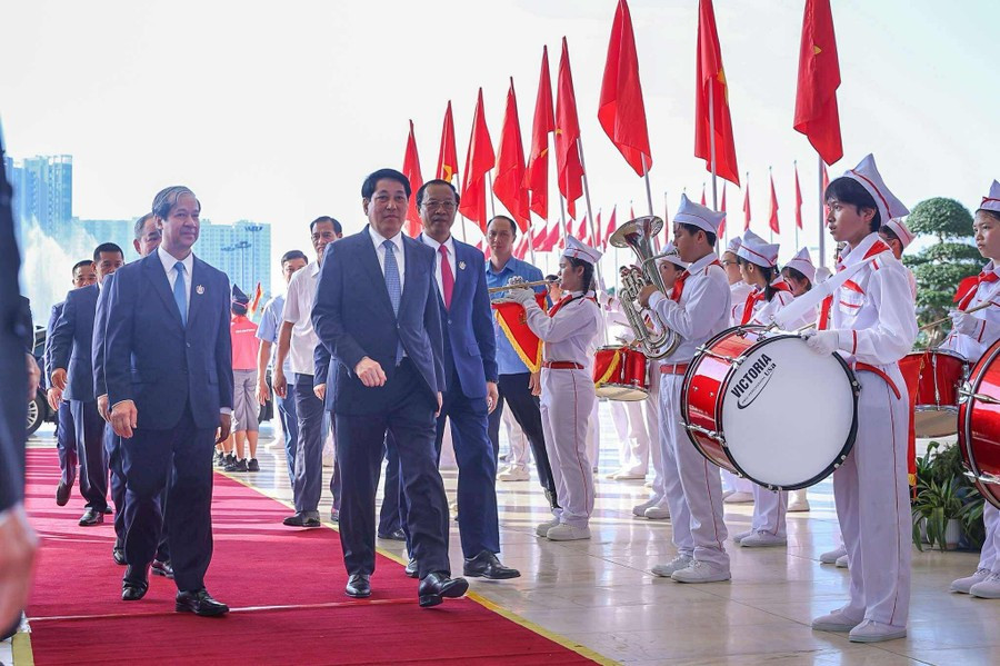 Chủ tịch nước Lương Cường cùng các đại biểu tới dự khai giảng năm học 2025 – 2026 và kỷ niệm 80 năm truyền thống ngành Giáo dục. image-3.jpg